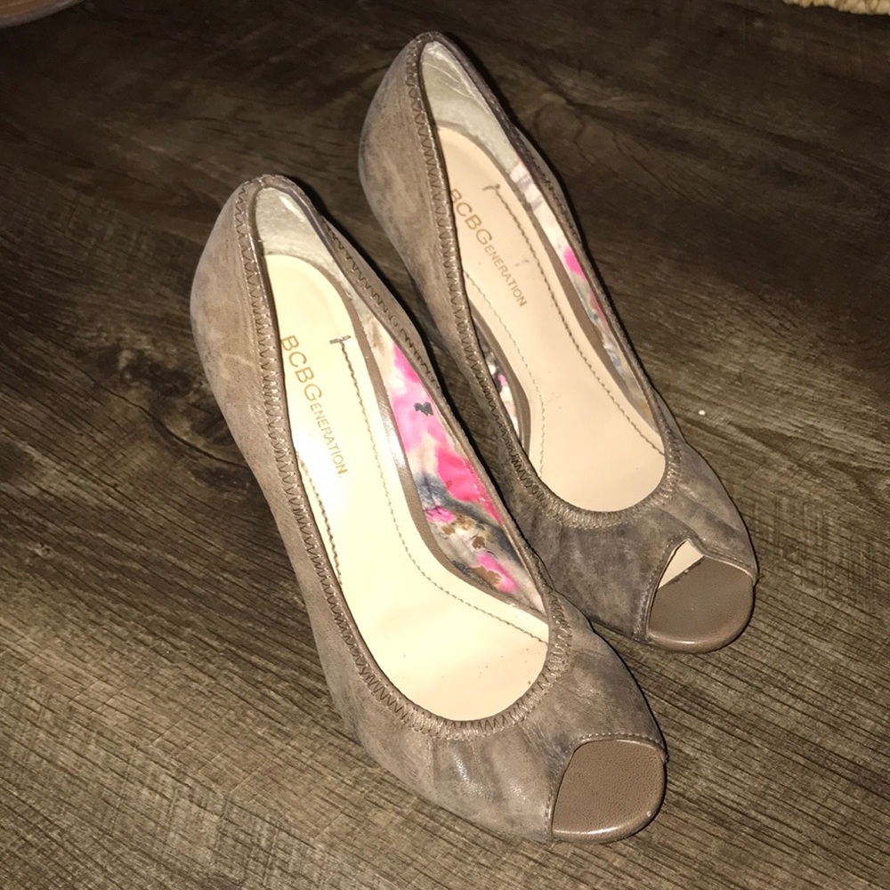 BCBG wedge size 7